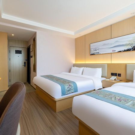 East Sacred Hotel--Very Near Beijing Tiananmen Square ,The Forbidden City,The Temple Of Heaven ,3 Minutes' Walk To Wangfujing Subway ,Located In The Center Of Beijing, Many Shopping Malls Around,Newly Renovated Hotel-Able To Receive Foreign Guests المظهر الخارجي الصورة