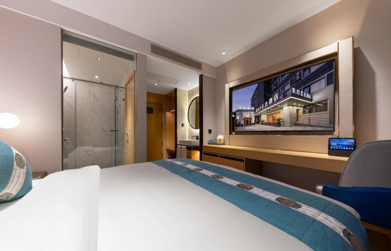 East Sacred Hotel--Very Near Beijing Tiananmen Square ,The Forbidden City,The Temple Of Heaven ,3 Minutes' Walk To Wangfujing Subway ,Located In The Center Of Beijing, Many Shopping Malls Around,Newly Renovated Hotel-Able To Receive Foreign Guests المظهر الخارجي الصورة Deluxe Room