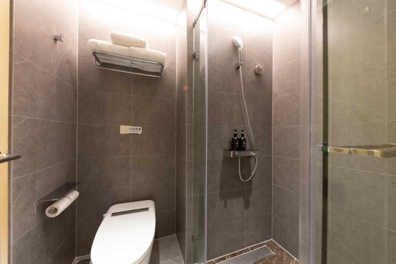East Sacred Hotel--Very Near Beijing Tiananmen Square ,The Forbidden City,The Temple Of Heaven ,3 Minutes' Walk To Wangfujing Subway ,Located In The Center Of Beijing, Many Shopping Malls Around,Newly Renovated Hotel-Able To Receive Foreign Guests المظهر الخارجي الصورة A shower cubicle