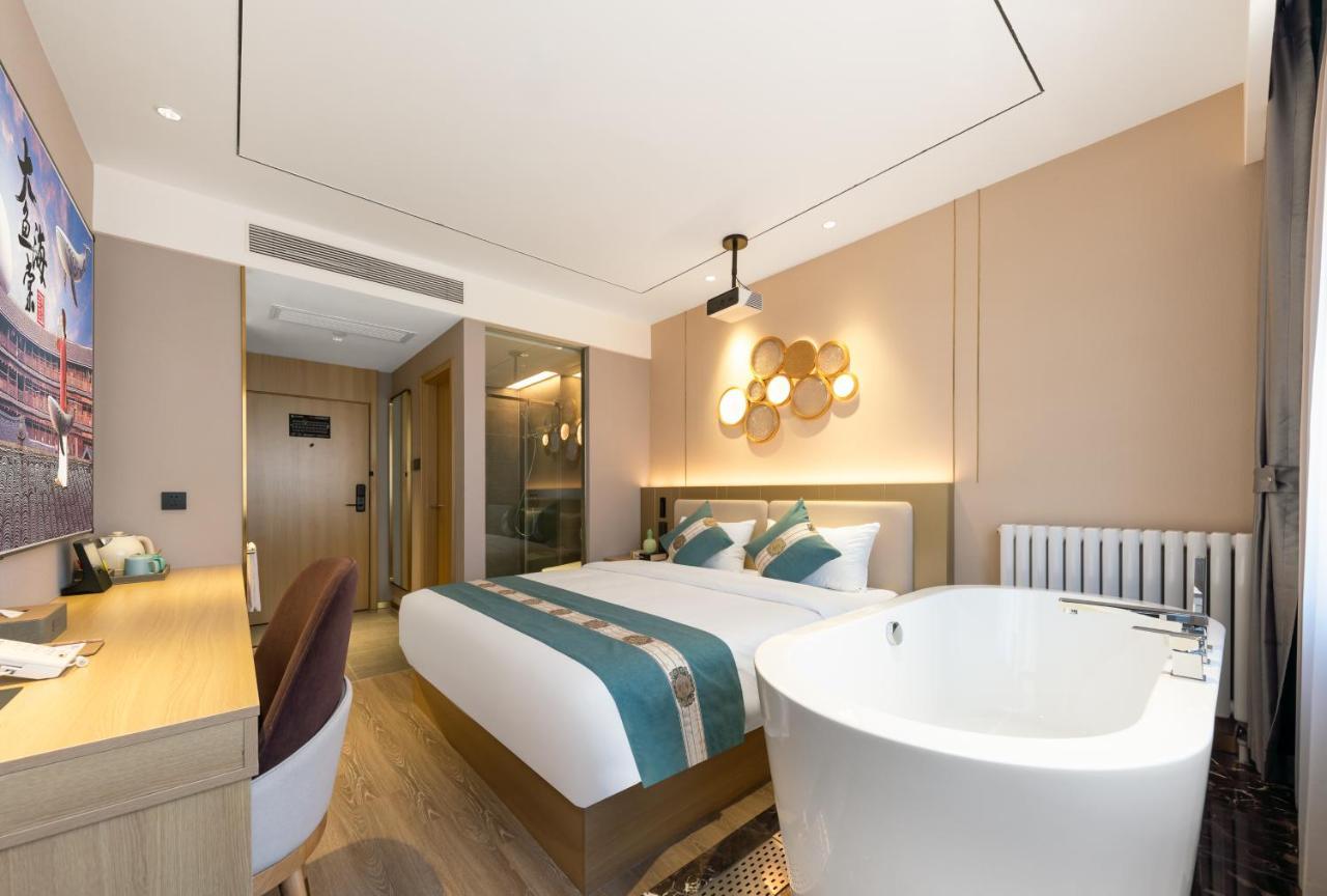 East Sacred Hotel--Very Near Beijing Tiananmen Square ,The Forbidden City,The Temple Of Heaven ,3 Minutes' Walk To Wangfujing Subway ,Located In The Center Of Beijing, Many Shopping Malls Around,Newly Renovated Hotel-Able To Receive Foreign Guests المظهر الخارجي الصورة Deluxe Room