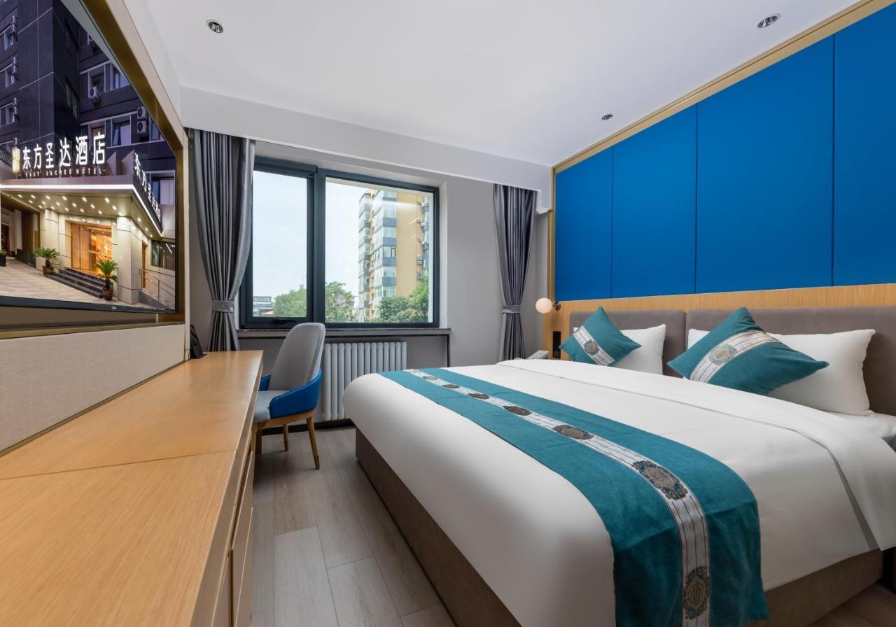 East Sacred Hotel--Very Near Beijing Tiananmen Square ,The Forbidden City,The Temple Of Heaven ,3 Minutes' Walk To Wangfujing Subway ,Located In The Center Of Beijing, Many Shopping Malls Around,Newly Renovated Hotel-Able To Receive Foreign Guests المظهر الخارجي الصورة