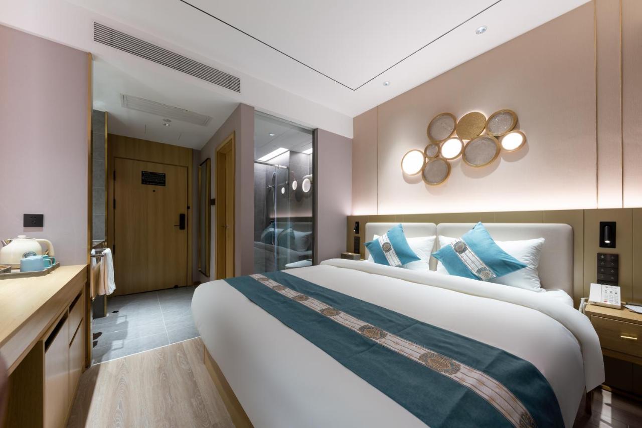 East Sacred Hotel--Very Near Beijing Tiananmen Square ,The Forbidden City,The Temple Of Heaven ,3 Minutes' Walk To Wangfujing Subway ,Located In The Center Of Beijing, Many Shopping Malls Around,Newly Renovated Hotel-Able To Receive Foreign Guests المظهر الخارجي الصورة A room at the hotel