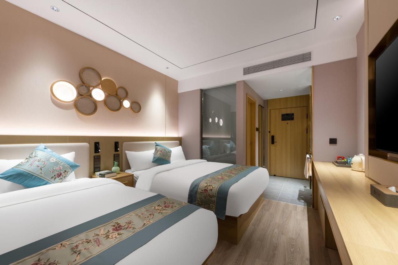 East Sacred Hotel--Very Near Beijing Tiananmen Square ,The Forbidden City,The Temple Of Heaven ,3 Minutes' Walk To Wangfujing Subway ,Located In The Center Of Beijing, Many Shopping Malls Around,Newly Renovated Hotel-Able To Receive Foreign Guests المظهر الخارجي الصورة Deluxe room