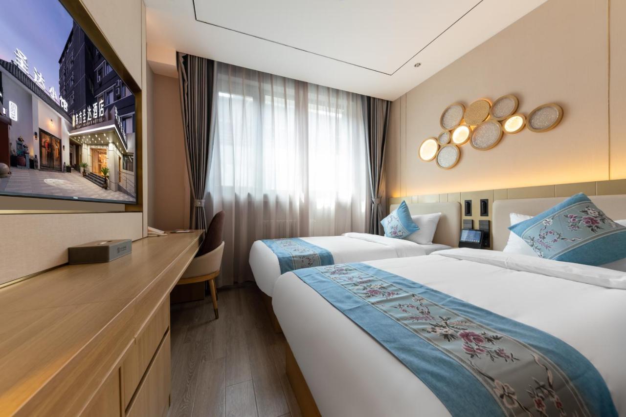 East Sacred Hotel--Very Near Beijing Tiananmen Square ,The Forbidden City,The Temple Of Heaven ,3 Minutes' Walk To Wangfujing Subway ,Located In The Center Of Beijing, Many Shopping Malls Around,Newly Renovated Hotel-Able To Receive Foreign Guests المظهر الخارجي الصورة Deluxe Room