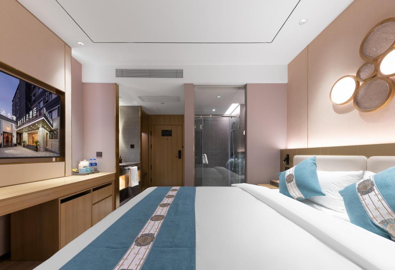 East Sacred Hotel--Very Near Beijing Tiananmen Square ,The Forbidden City,The Temple Of Heaven ,3 Minutes' Walk To Wangfujing Subway ,Located In The Center Of Beijing, Many Shopping Malls Around,Newly Renovated Hotel-Able To Receive Foreign Guests المظهر الخارجي الصورة Deluxe room