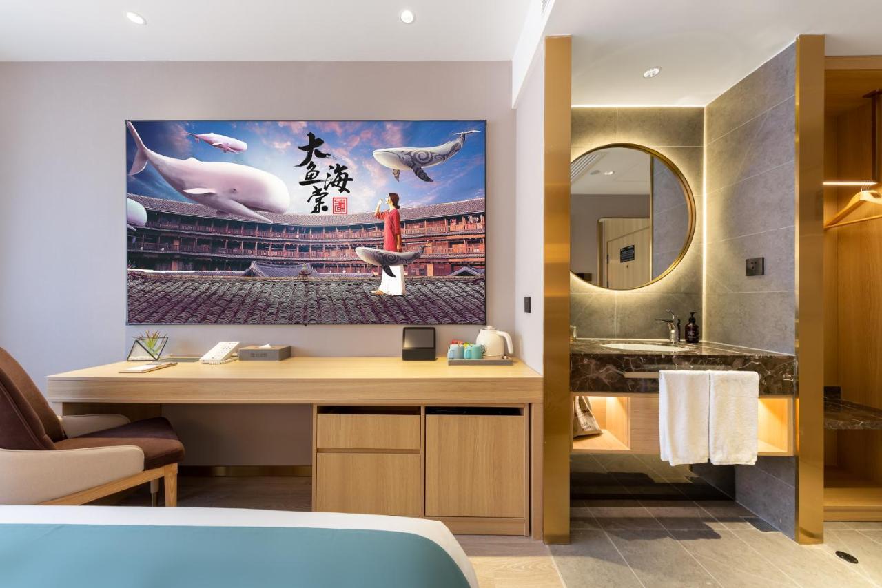 East Sacred Hotel--Very Near Beijing Tiananmen Square ,The Forbidden City,The Temple Of Heaven ,3 Minutes' Walk To Wangfujing Subway ,Located In The Center Of Beijing, Many Shopping Malls Around,Newly Renovated Hotel-Able To Receive Foreign Guests المظهر الخارجي الصورة A room at the hotel