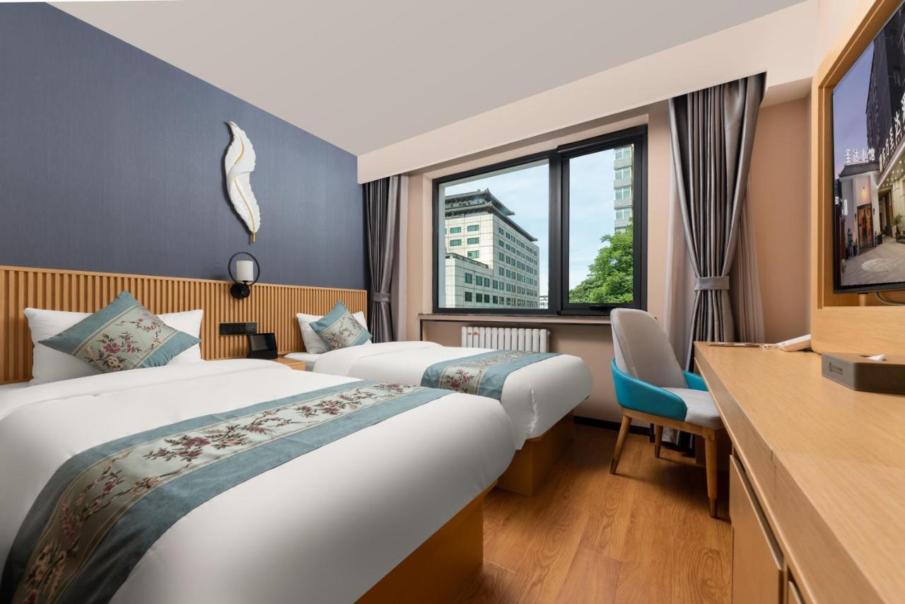 East Sacred Hotel--Very Near Beijing Tiananmen Square ,The Forbidden City,The Temple Of Heaven ,3 Minutes' Walk To Wangfujing Subway ,Located In The Center Of Beijing, Many Shopping Malls Around,Newly Renovated Hotel-Able To Receive Foreign Guests المظهر الخارجي الصورة