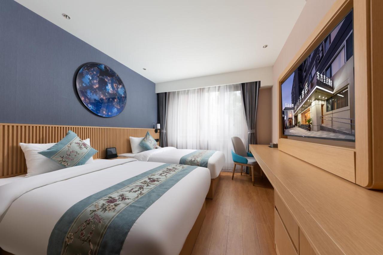 East Sacred Hotel--Very Near Beijing Tiananmen Square ,The Forbidden City,The Temple Of Heaven ,3 Minutes' Walk To Wangfujing Subway ,Located In The Center Of Beijing, Many Shopping Malls Around,Newly Renovated Hotel-Able To Receive Foreign Guests المظهر الخارجي الصورة Deluxe room
