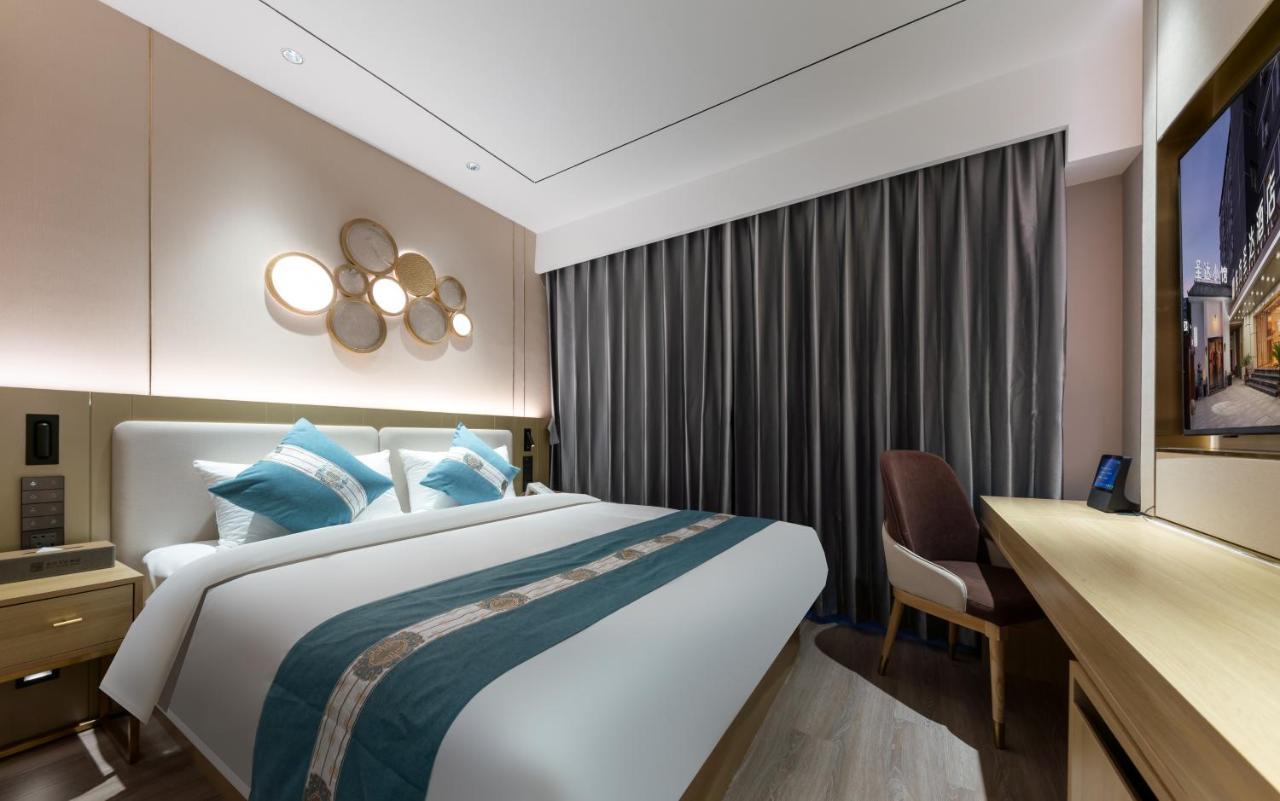 East Sacred Hotel--Very Near Beijing Tiananmen Square ,The Forbidden City,The Temple Of Heaven ,3 Minutes' Walk To Wangfujing Subway ,Located In The Center Of Beijing, Many Shopping Malls Around,Newly Renovated Hotel-Able To Receive Foreign Guests المظهر الخارجي الصورة A bedroom in the hotel
