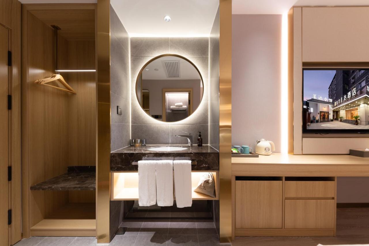 East Sacred Hotel--Very Near Beijing Tiananmen Square ,The Forbidden City,The Temple Of Heaven ,3 Minutes' Walk To Wangfujing Subway ,Located In The Center Of Beijing, Many Shopping Malls Around,Newly Renovated Hotel-Able To Receive Foreign Guests المظهر الخارجي الصورة Bathroom