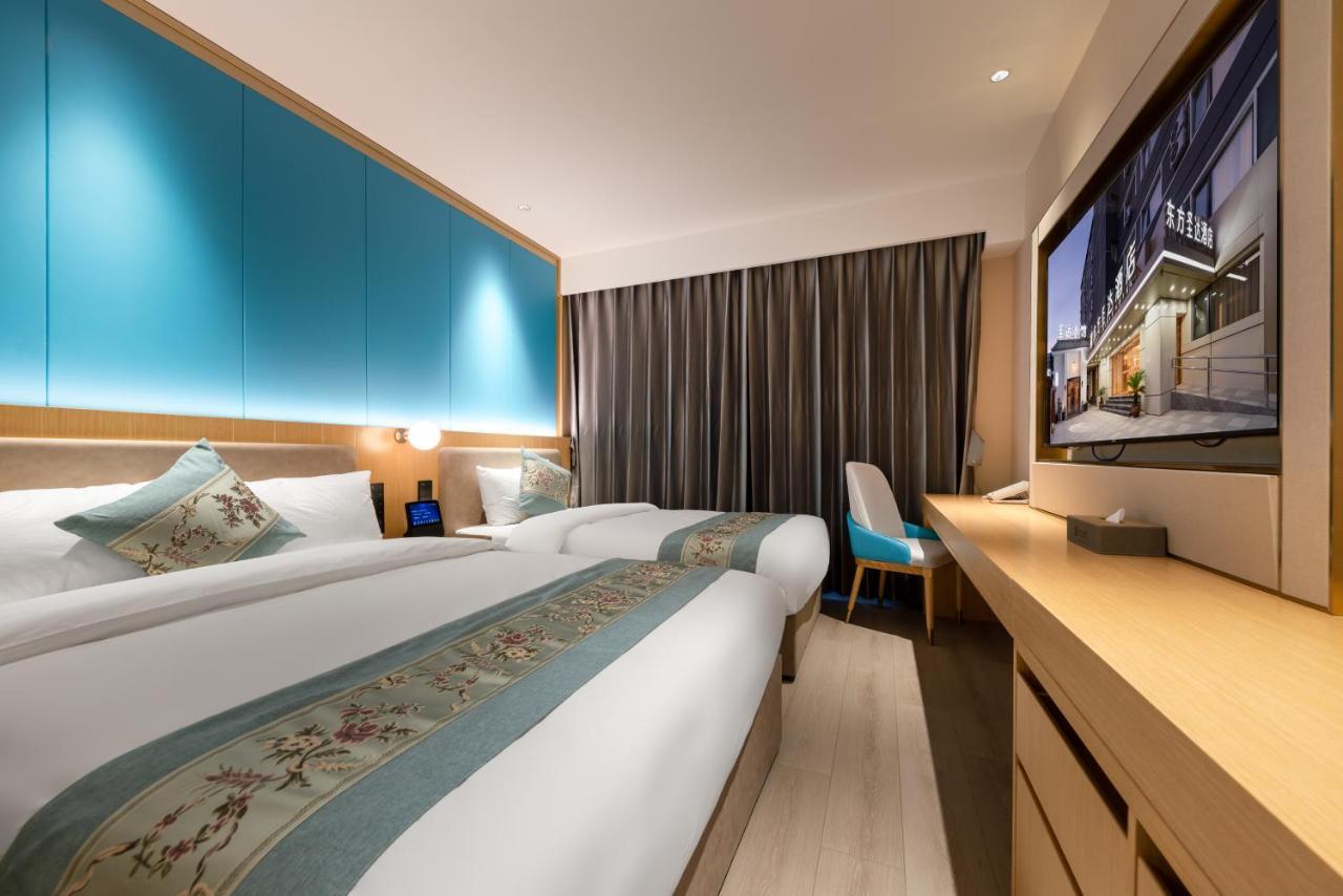 East Sacred Hotel--Very Near Beijing Tiananmen Square ,The Forbidden City,The Temple Of Heaven ,3 Minutes' Walk To Wangfujing Subway ,Located In The Center Of Beijing, Many Shopping Malls Around,Newly Renovated Hotel-Able To Receive Foreign Guests المظهر الخارجي الصورة Deluxe Room