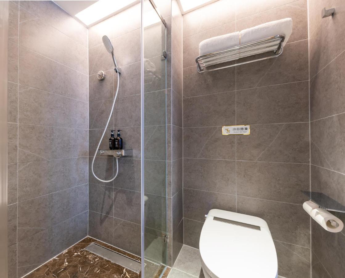East Sacred Hotel--Very Near Beijing Tiananmen Square ,The Forbidden City,The Temple Of Heaven ,3 Minutes' Walk To Wangfujing Subway ,Located In The Center Of Beijing, Many Shopping Malls Around,Newly Renovated Hotel-Able To Receive Foreign Guests المظهر الخارجي الصورة A wet room in a hotel