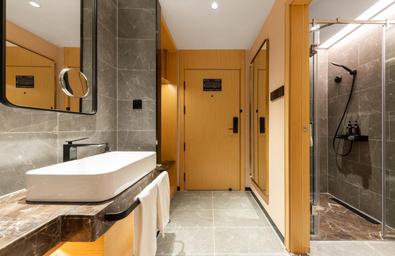 East Sacred Hotel--Very Near Beijing Tiananmen Square ,The Forbidden City,The Temple Of Heaven ,3 Minutes' Walk To Wangfujing Subway ,Located In The Center Of Beijing, Many Shopping Malls Around,Newly Renovated Hotel-Able To Receive Foreign Guests المظهر الخارجي الصورة Bathroom