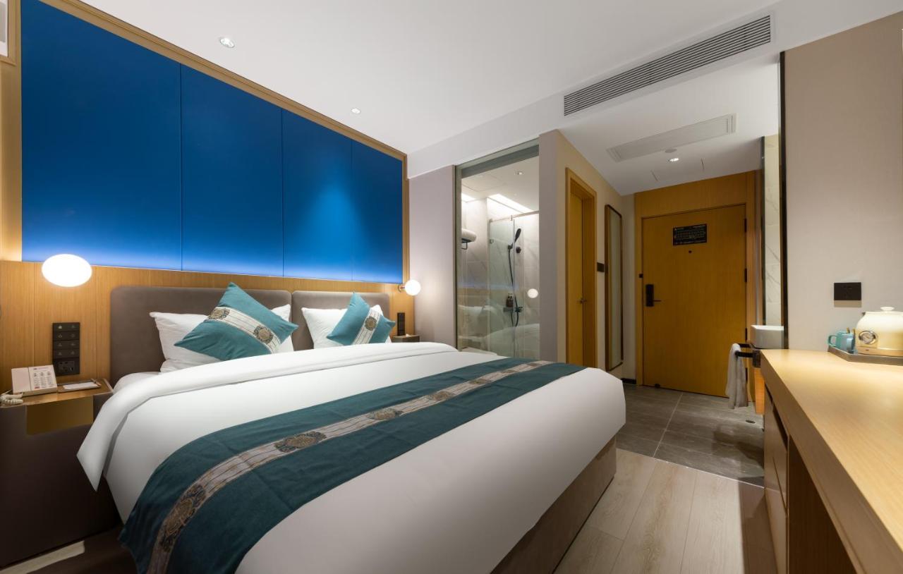 East Sacred Hotel--Very Near Beijing Tiananmen Square ,The Forbidden City,The Temple Of Heaven ,3 Minutes' Walk To Wangfujing Subway ,Located In The Center Of Beijing, Many Shopping Malls Around,Newly Renovated Hotel-Able To Receive Foreign Guests المظهر الخارجي الصورة Deluxe room