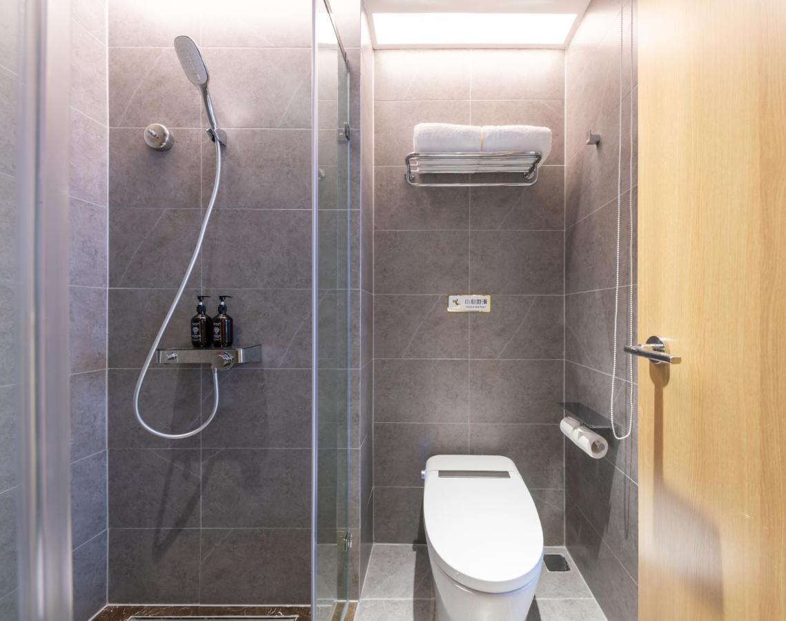 East Sacred Hotel--Very Near Beijing Tiananmen Square ,The Forbidden City,The Temple Of Heaven ,3 Minutes' Walk To Wangfujing Subway ,Located In The Center Of Beijing, Many Shopping Malls Around,Newly Renovated Hotel-Able To Receive Foreign Guests المظهر الخارجي الصورة A wet room in a hotel
