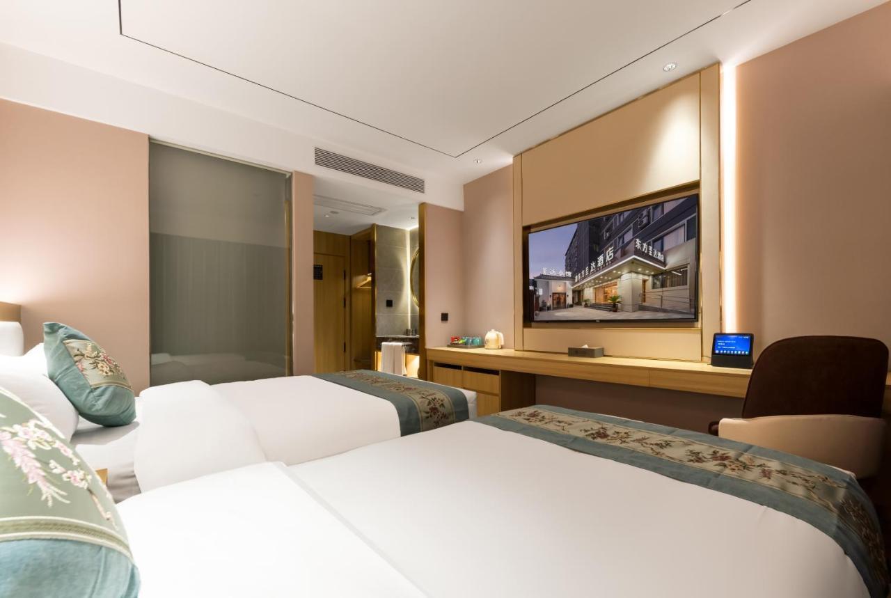 East Sacred Hotel--Very Near Beijing Tiananmen Square ,The Forbidden City,The Temple Of Heaven ,3 Minutes' Walk To Wangfujing Subway ,Located In The Center Of Beijing, Many Shopping Malls Around,Newly Renovated Hotel-Able To Receive Foreign Guests المظهر الخارجي الصورة Deluxe Room