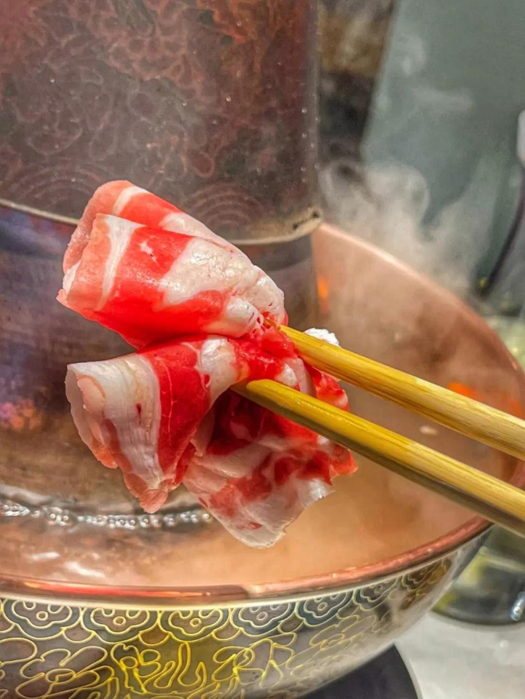East Sacred Hotel--Very Near Beijing Tiananmen Square ,The Forbidden City,The Temple Of Heaven ,3 Minutes' Walk To Wangfujing Subway ,Located In The Center Of Beijing, Many Shopping Malls Around,Newly Renovated Hotel-Able To Receive Foreign Guests المظهر الخارجي الصورة Marinated lamb