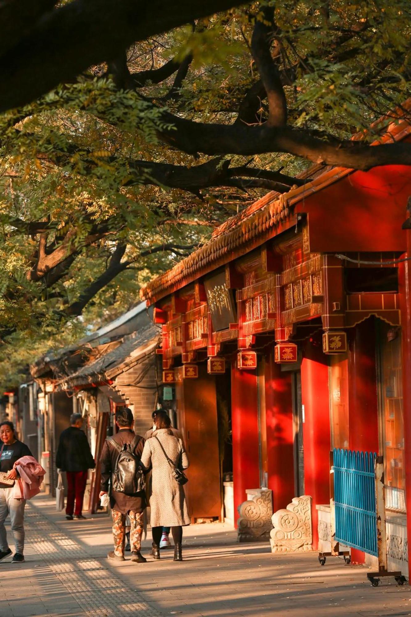 East Sacred Hotel--Very Near Beijing Tiananmen Square ,The Forbidden City,The Temple Of Heaven ,3 Minutes' Walk To Wangfujing Subway ,Located In The Center Of Beijing, Many Shopping Malls Around,Newly Renovated Hotel-Able To Receive Foreign Guests المظهر الخارجي الصورة The temple's main entrance