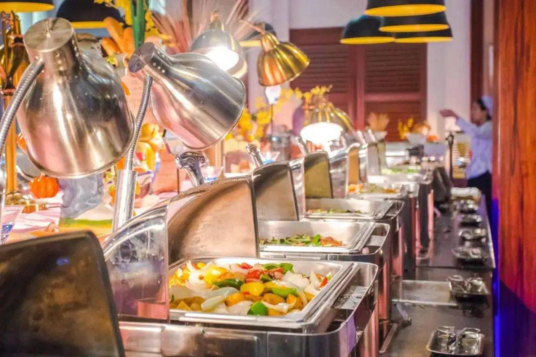 East Sacred Hotel--Very Near Beijing Tiananmen Square ,The Forbidden City,The Temple Of Heaven ,3 Minutes' Walk To Wangfujing Subway ,Located In The Center Of Beijing, Many Shopping Malls Around,Newly Renovated Hotel-Able To Receive Foreign Guests المظهر الخارجي الصورة A buffet at a restaurant
