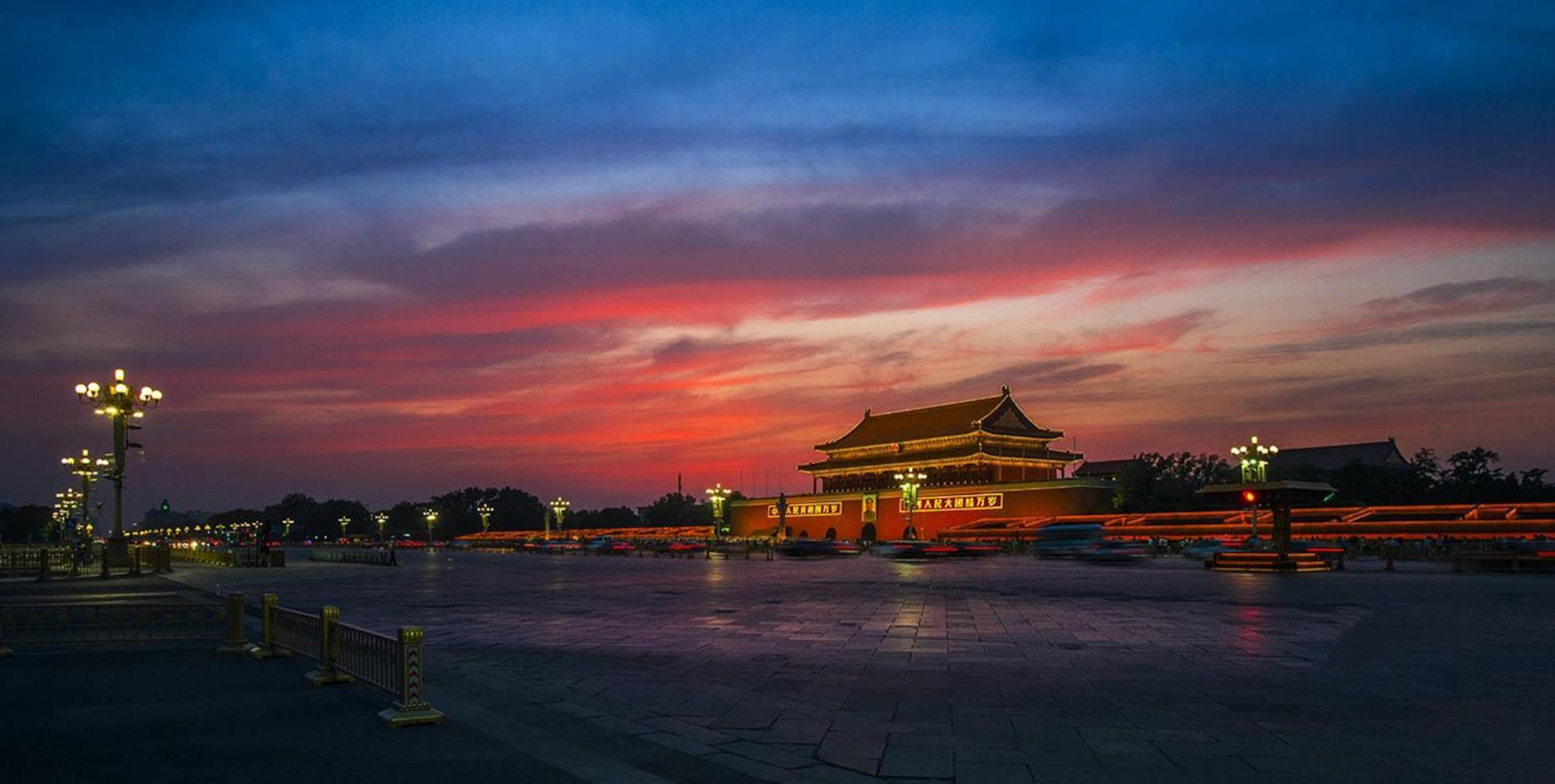 East Sacred Hotel--Very Near Beijing Tiananmen Square ,The Forbidden City,The Temple Of Heaven ,3 Minutes' Walk To Wangfujing Subway ,Located In The Center Of Beijing, Many Shopping Malls Around,Newly Renovated Hotel-Able To Receive Foreign Guests المظهر الخارجي الصورة The Forbidden City at sunset