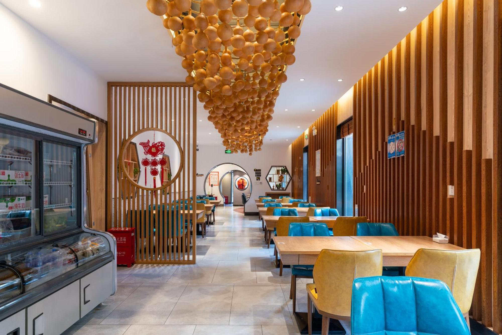 East Sacred Hotel--Very Near Beijing Tiananmen Square ,The Forbidden City,The Temple Of Heaven ,3 Minutes' Walk To Wangfujing Subway ,Located In The Center Of Beijing, Many Shopping Malls Around,Newly Renovated Hotel-Able To Receive Foreign Guests المظهر الخارجي الصورة Interior of a restaurant in China