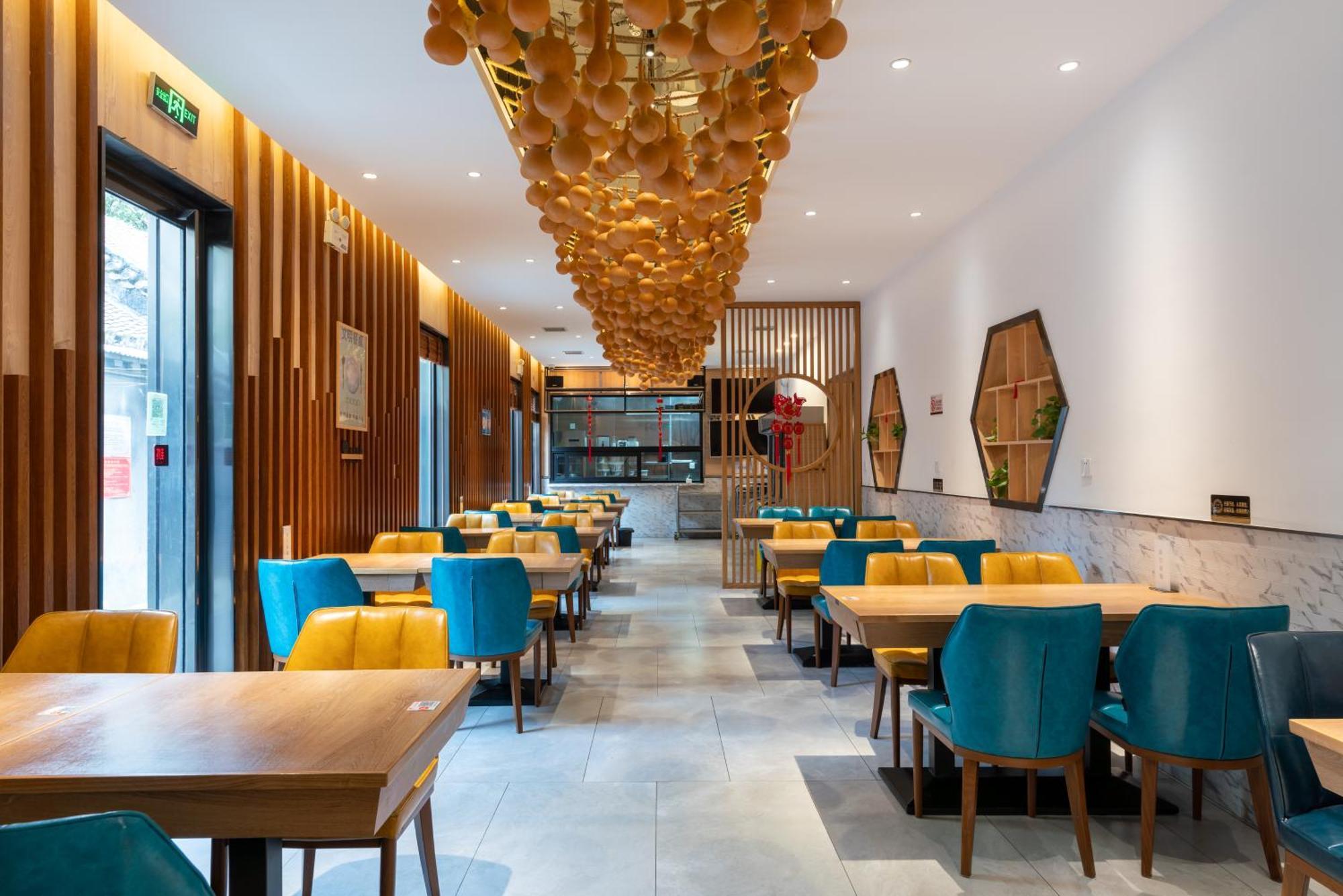East Sacred Hotel--Very Near Beijing Tiananmen Square ,The Forbidden City,The Temple Of Heaven ,3 Minutes' Walk To Wangfujing Subway ,Located In The Center Of Beijing, Many Shopping Malls Around,Newly Renovated Hotel-Able To Receive Foreign Guests المظهر الخارجي الصورة Interior of a restaurant in Beijing