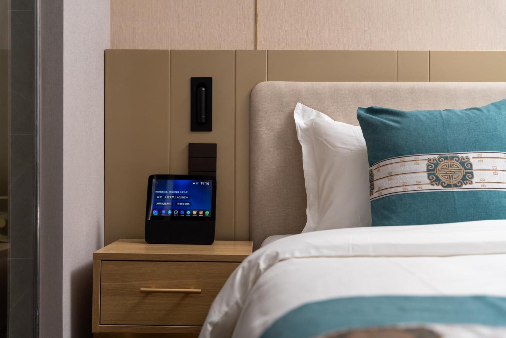 East Sacred Hotel--Very Near Beijing Tiananmen Square ,The Forbidden City,The Temple Of Heaven ,3 Minutes' Walk To Wangfujing Subway ,Located In The Center Of Beijing, Many Shopping Malls Around,Newly Renovated Hotel-Able To Receive Foreign Guests المظهر الخارجي الصورة A smart hotel room