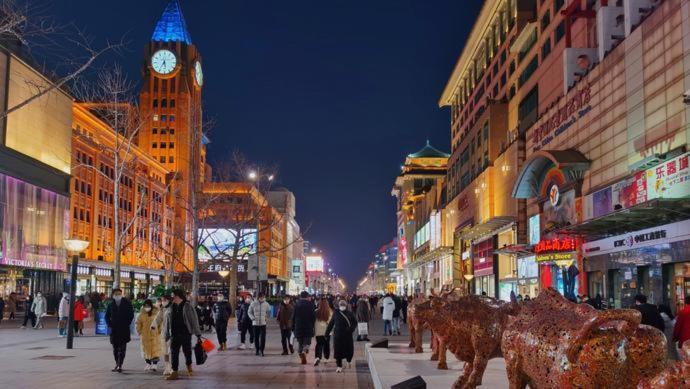 East Sacred Hotel--Very Near Beijing Tiananmen Square ,The Forbidden City,The Temple Of Heaven ,3 Minutes' Walk To Wangfujing Subway ,Located In The Center Of Beijing, Many Shopping Malls Around,Newly Renovated Hotel-Able To Receive Foreign Guests المظهر الخارجي الصورة The Bund at night