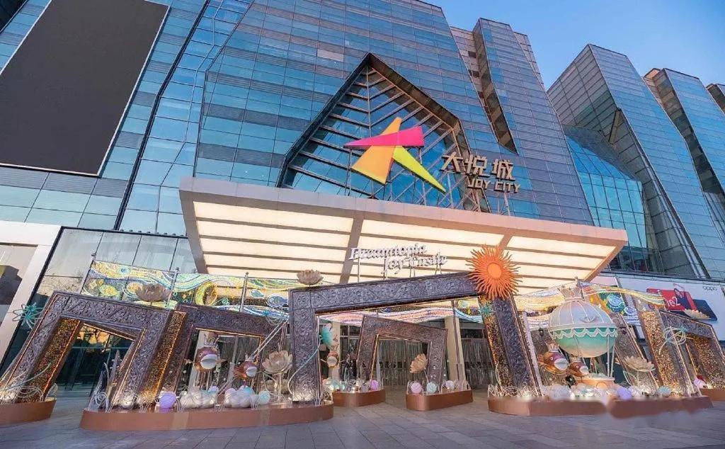 East Sacred Hotel--Very Near Beijing Tiananmen Square ,The Forbidden City,The Temple Of Heaven ,3 Minutes' Walk To Wangfujing Subway ,Located In The Center Of Beijing, Many Shopping Malls Around,Newly Renovated Hotel-Able To Receive Foreign Guests المظهر الخارجي الصورة Main entrance