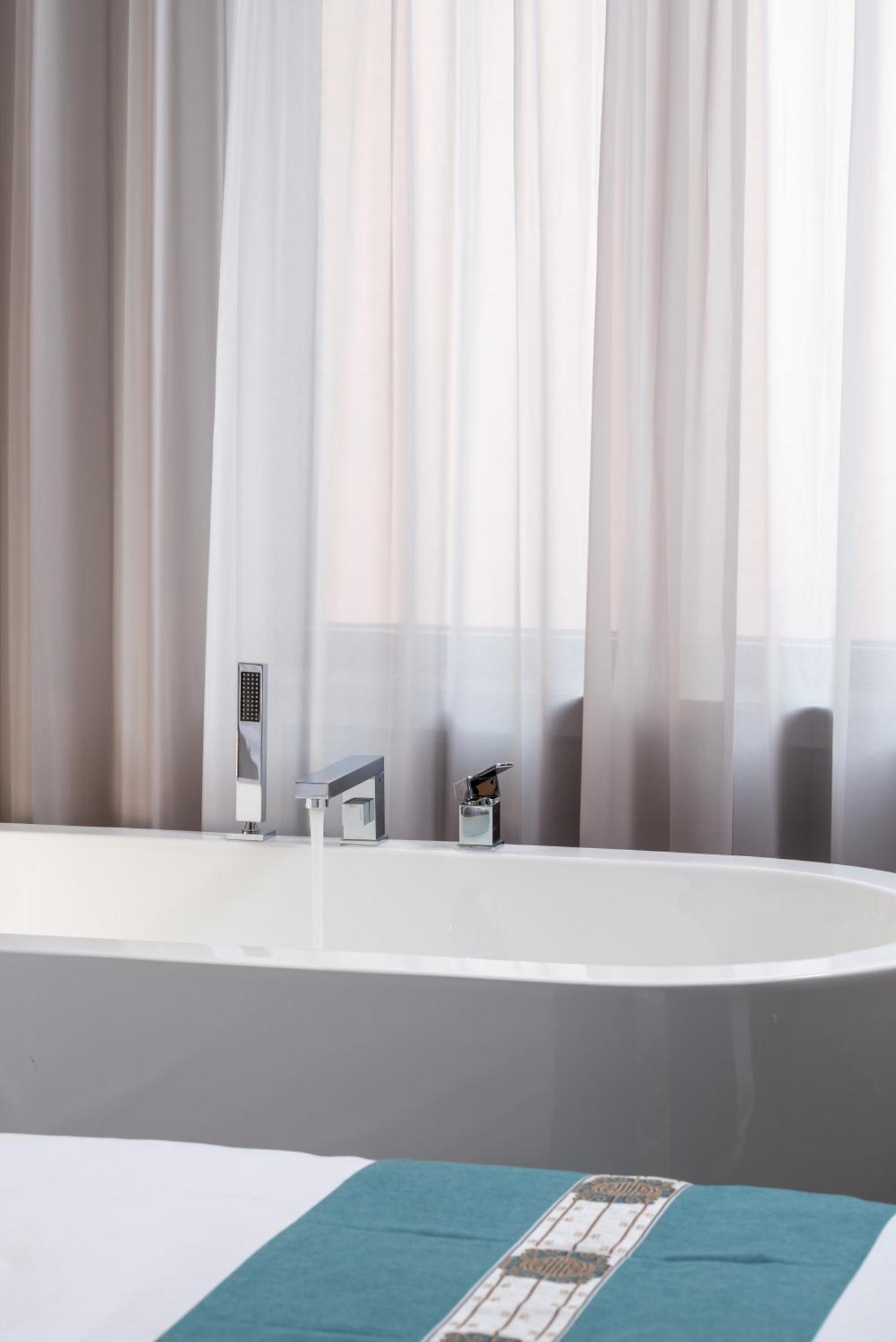East Sacred Hotel--Very Near Beijing Tiananmen Square ,The Forbidden City,The Temple Of Heaven ,3 Minutes' Walk To Wangfujing Subway ,Located In The Center Of Beijing, Many Shopping Malls Around,Newly Renovated Hotel-Able To Receive Foreign Guests المظهر الخارجي الصورة A shower curtain