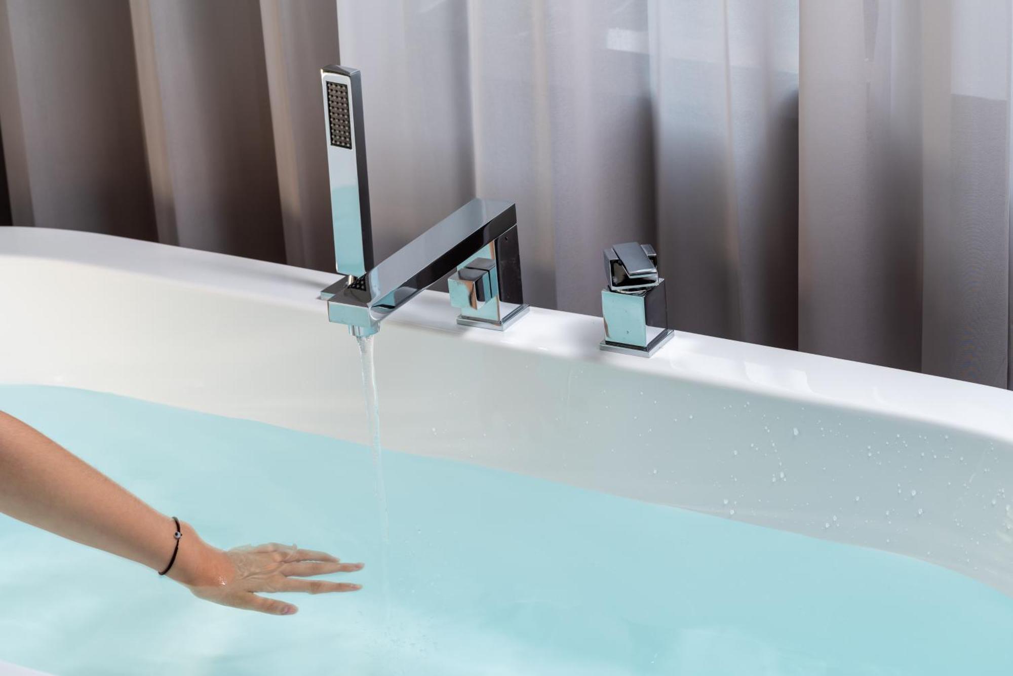 East Sacred Hotel--Very Near Beijing Tiananmen Square ,The Forbidden City,The Temple Of Heaven ,3 Minutes' Walk To Wangfujing Subway ,Located In The Center Of Beijing, Many Shopping Malls Around,Newly Renovated Hotel-Able To Receive Foreign Guests المظهر الخارجي الصورة A modern bathtub faucet