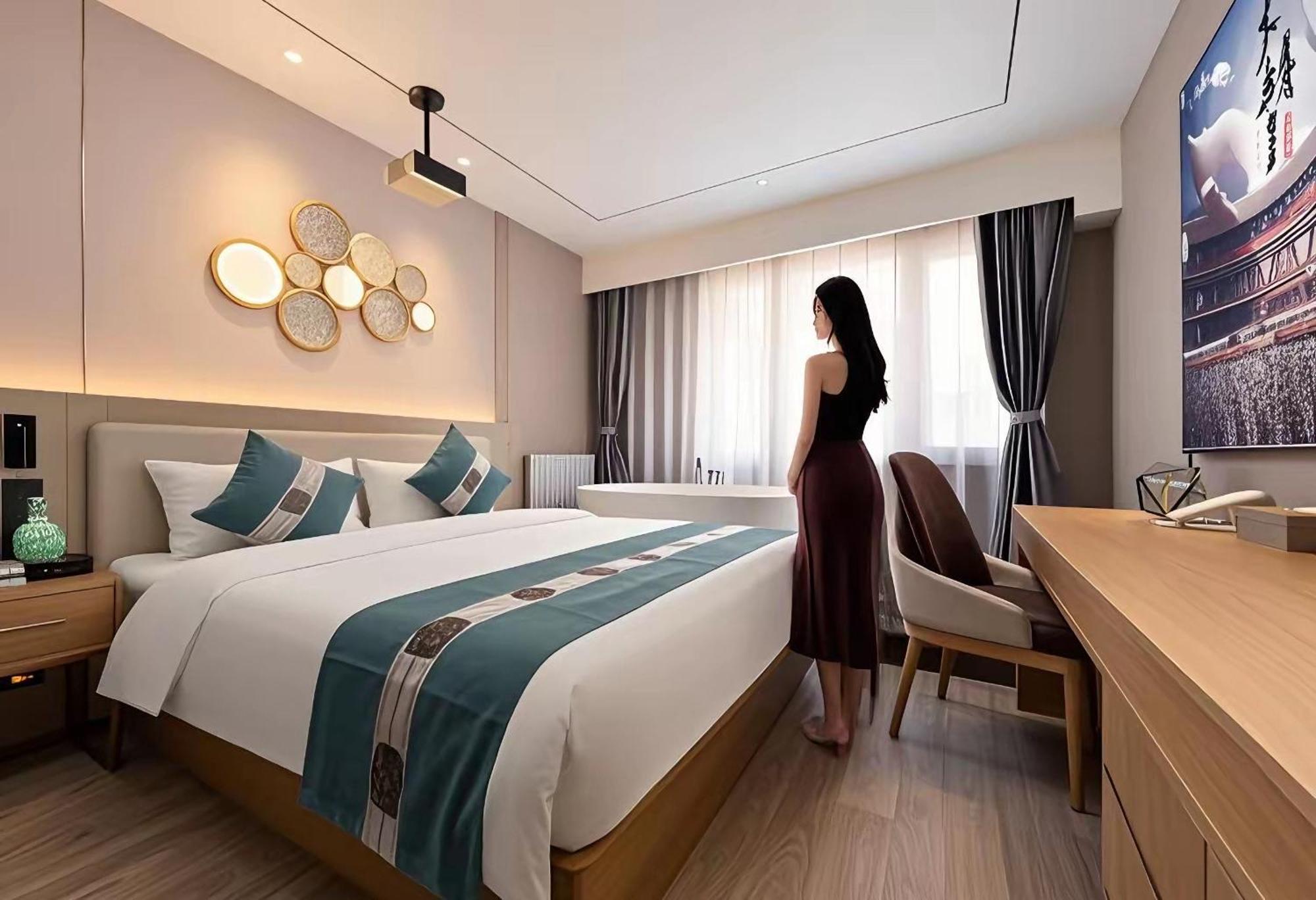 East Sacred Hotel--Very Near Beijing Tiananmen Square ,The Forbidden City,The Temple Of Heaven ,3 Minutes' Walk To Wangfujing Subway ,Located In The Center Of Beijing, Many Shopping Malls Around,Newly Renovated Hotel-Able To Receive Foreign Guests المظهر الخارجي الصورة A room at the hotel