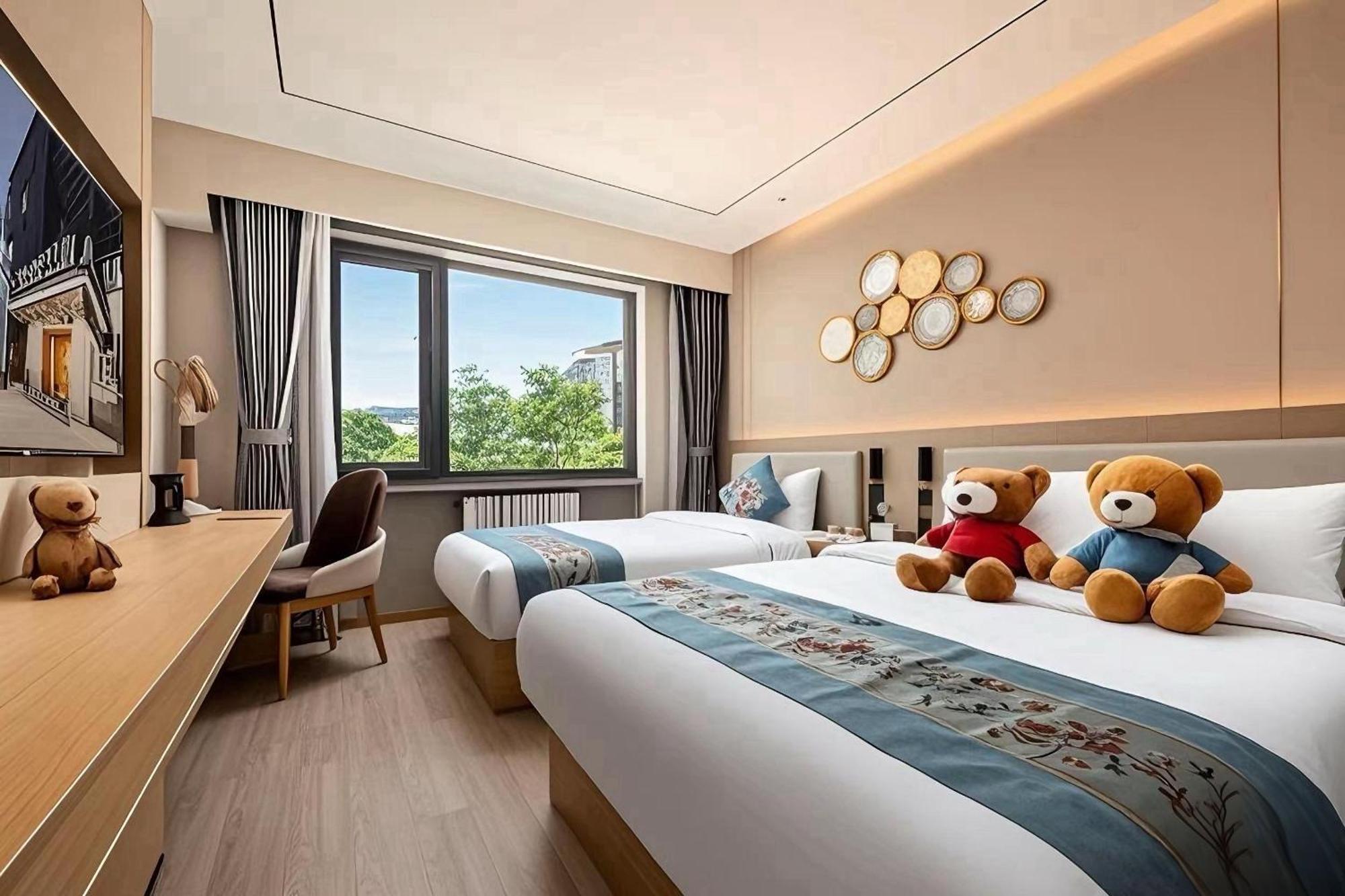 East Sacred Hotel--Very Near Beijing Tiananmen Square ,The Forbidden City,The Temple Of Heaven ,3 Minutes' Walk To Wangfujing Subway ,Located In The Center Of Beijing, Many Shopping Malls Around,Newly Renovated Hotel-Able To Receive Foreign Guests المظهر الخارجي الصورة Deluxe Room