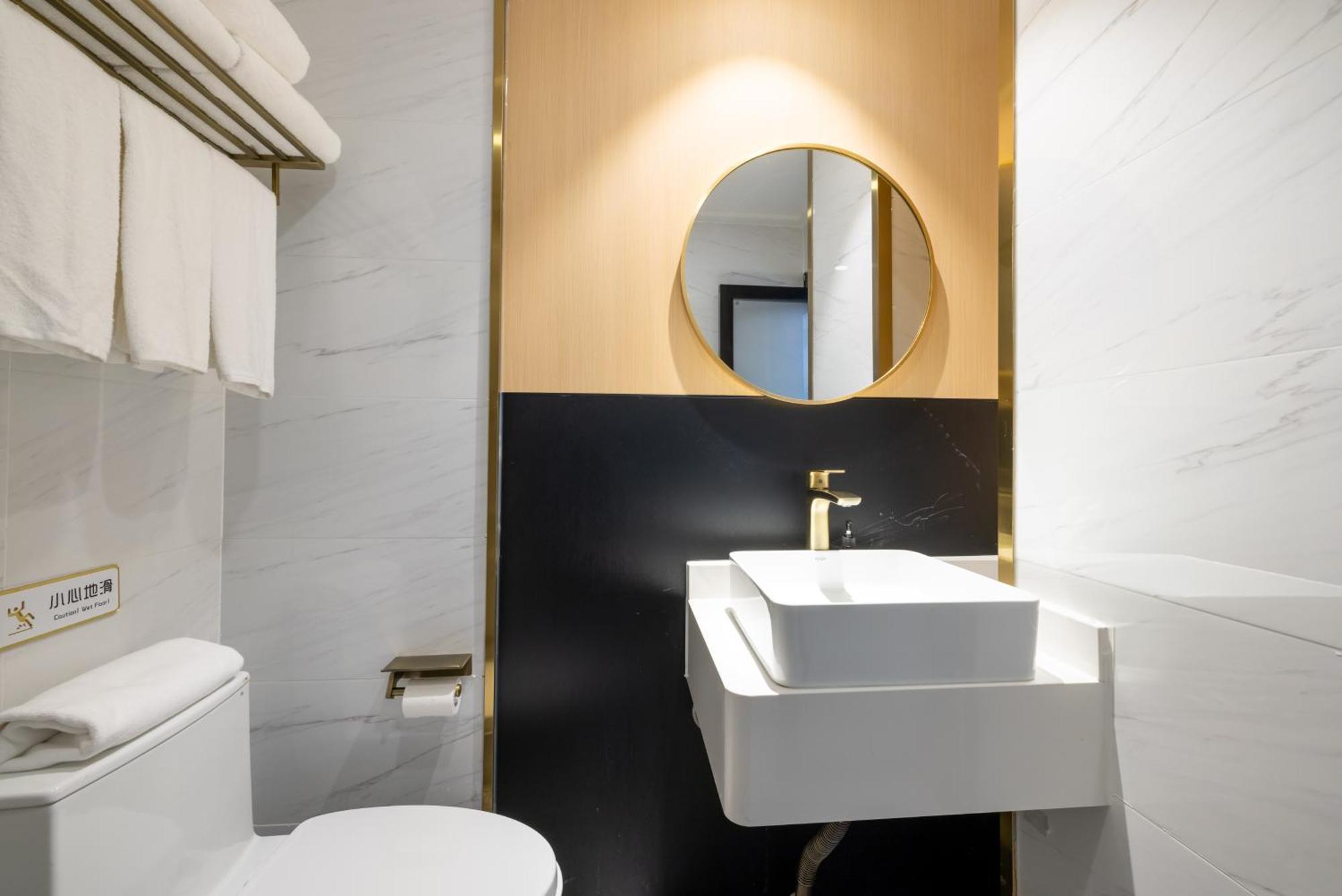 East Sacred Hotel--Very Near Beijing Tiananmen Square ,The Forbidden City,The Temple Of Heaven ,3 Minutes' Walk To Wangfujing Subway ,Located In The Center Of Beijing, Many Shopping Malls Around,Newly Renovated Hotel-Able To Receive Foreign Guests المظهر الخارجي الصورة