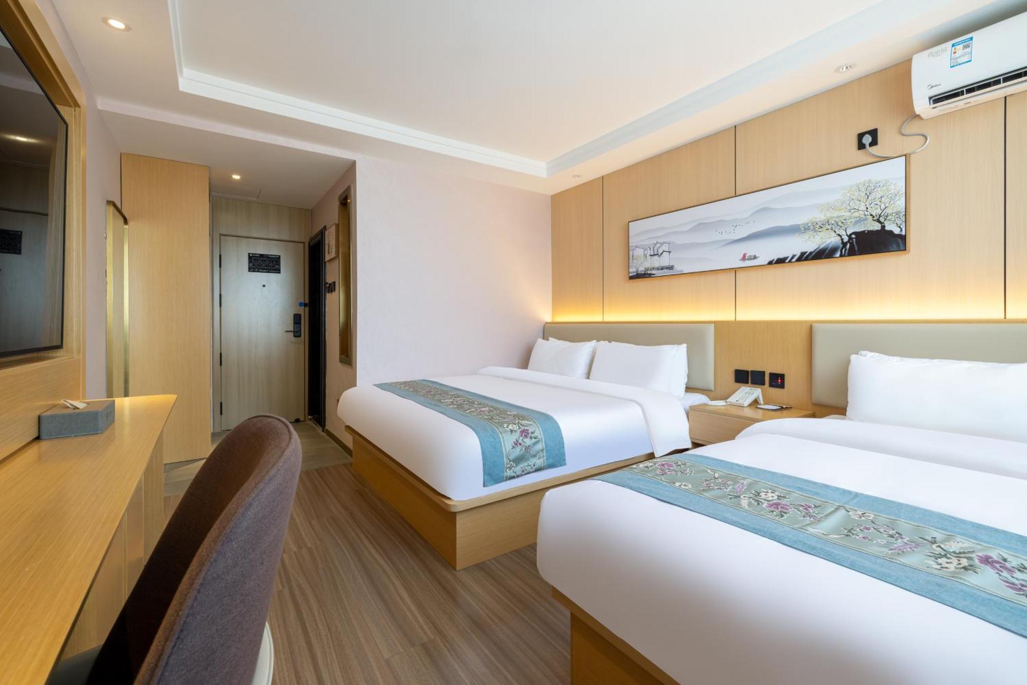 East Sacred Hotel--Very Near Beijing Tiananmen Square ,The Forbidden City,The Temple Of Heaven ,3 Minutes' Walk To Wangfujing Subway ,Located In The Center Of Beijing, Many Shopping Malls Around,Newly Renovated Hotel-Able To Receive Foreign Guests المظهر الخارجي الصورة