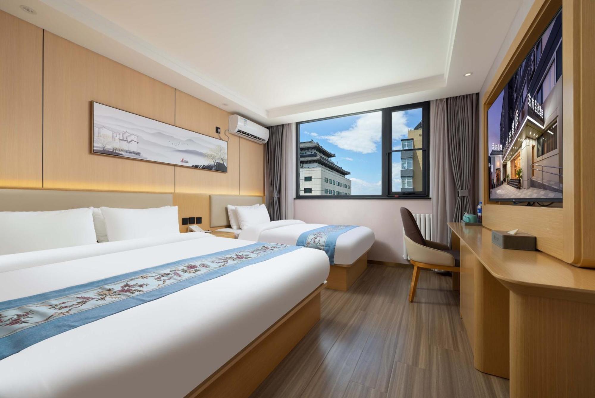 East Sacred Hotel--Very Near Beijing Tiananmen Square ,The Forbidden City,The Temple Of Heaven ,3 Minutes' Walk To Wangfujing Subway ,Located In The Center Of Beijing, Many Shopping Malls Around,Newly Renovated Hotel-Able To Receive Foreign Guests المظهر الخارجي الصورة