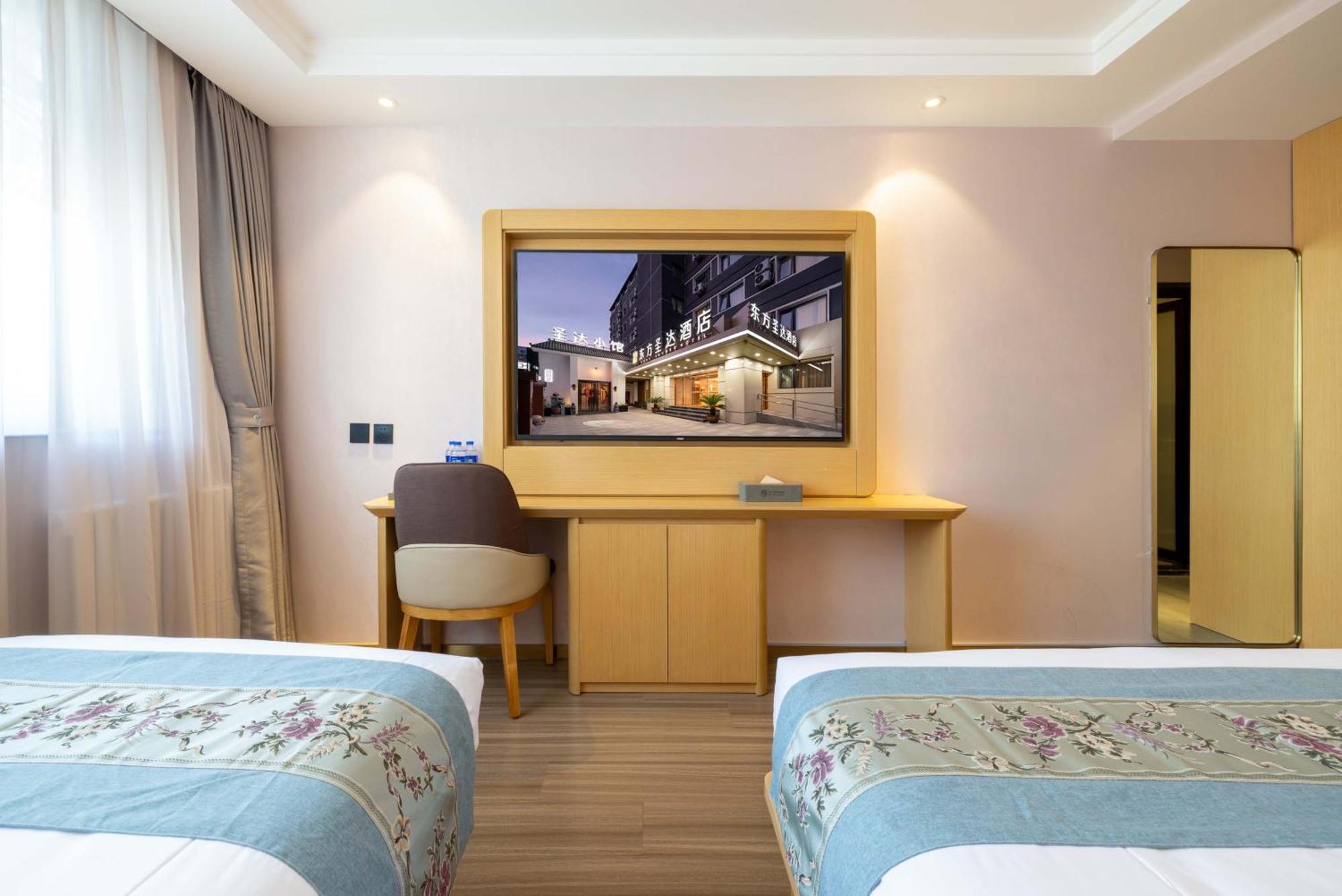 East Sacred Hotel--Very Near Beijing Tiananmen Square ,The Forbidden City,The Temple Of Heaven ,3 Minutes' Walk To Wangfujing Subway ,Located In The Center Of Beijing, Many Shopping Malls Around,Newly Renovated Hotel-Able To Receive Foreign Guests المظهر الخارجي الصورة